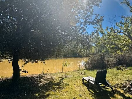 terrain de loisir avec étang