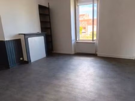 t2 très lumineux 2min de la gare