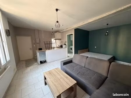 a 2 pas des halles studio spacieux et lumineux dans un immeuble champenois