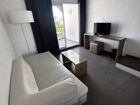 duplex meublé avec piscine et vue mer et marina