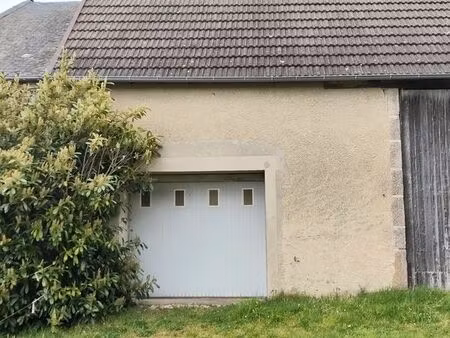 soumans au centre du bourg : garage pour plusieurs véhicules