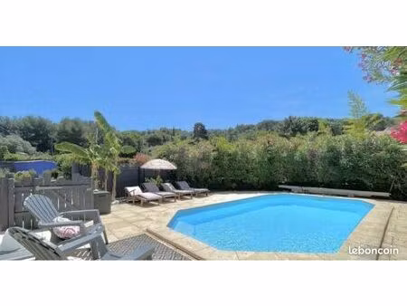 villa 240 m2 avec piscine et terrain de pétanque  plage à proximité