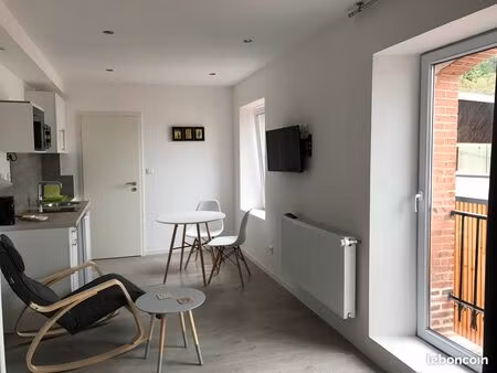 loue très beau studio meublé au centre ville de montbéliard avec place de parking