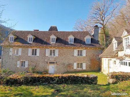 manoir historique dans un milieu naturel préservé