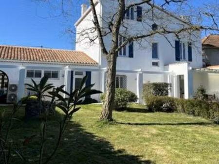 maison 233 m2  piscine terrain clos arboré garage