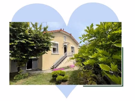 belle opportunite d'amenager en ville en toute serenite. maison avec jardin clos et 2 gara