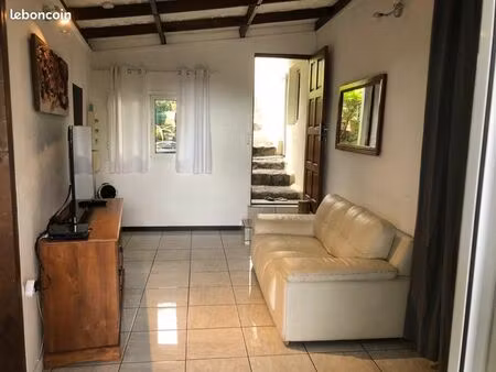 f2 entièrement meublée sur bas de la possession