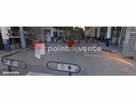 commerce cadeaux/fleurs 45 m²