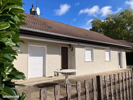 maison à vendre à vaire : un cadre idyllique entouré de verdure