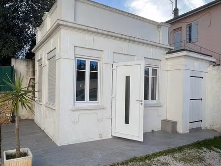 local professionnel sanary *rare