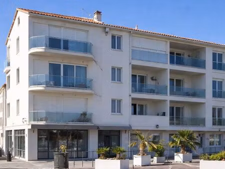t2 50m2 - centre-ville de la tranche-sur-mer - location à l'année