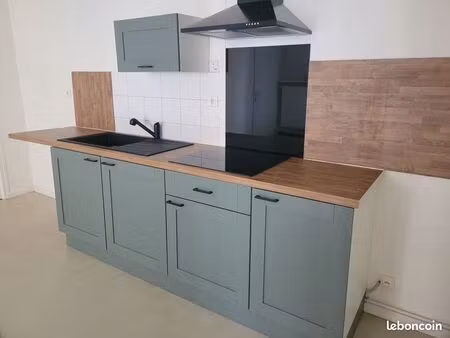 t2 36 m² nu – hypercentre luçon – tout rénové  rdc sur cour  parking inclus  dpe d