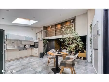 loft entièrement rénové avec terrasse   parking et clim à moins de 10 minutes des plages d