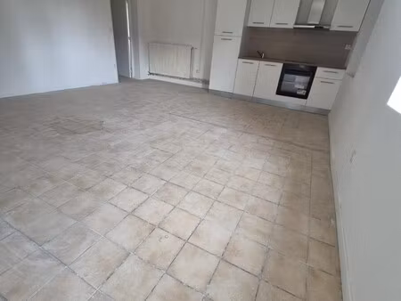 proche de la gare et des commerces appartement type 4 situé en rdc