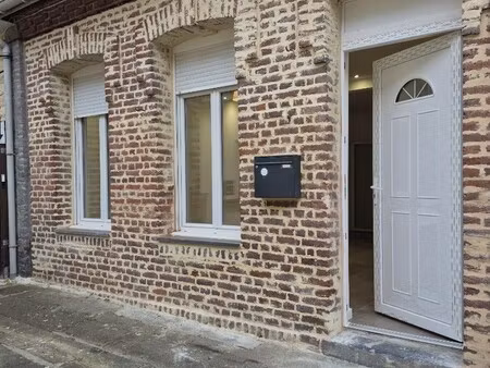 maison avec 1 chambre et une cour
