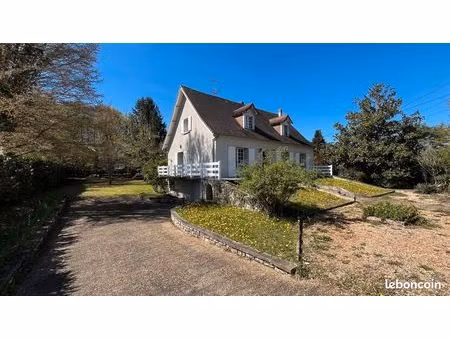 maison traditionnelle  très bonne qualité  4 chambres  grand-sous-sol  et superbe terrain