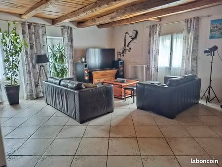 maison en pierre rénovée avec dépendance