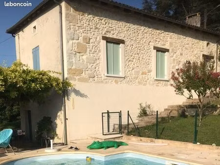 maison en pierre avec grande piscine et comble