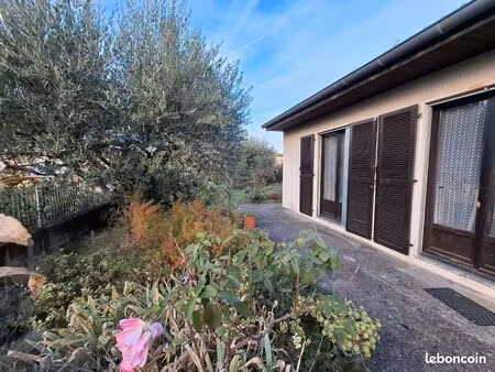 maison individuelle  plein pied  avec jardin fermé arboré