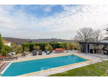 maison de charme raffinée avec jardin bucolique et piscine