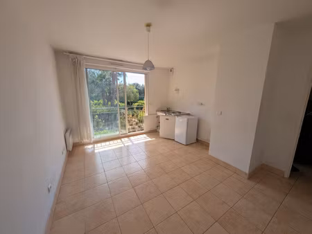 studio au calme avec parking et cave