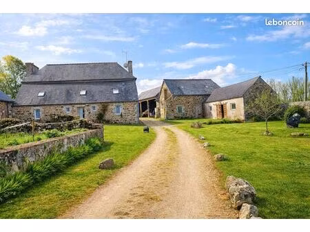 corp de ferme avec installation équestre