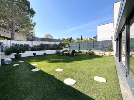 carnoux en provence : villa moderne