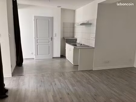 a loué f2 refait à neuf