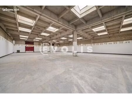 local d'activité 1 493 m²