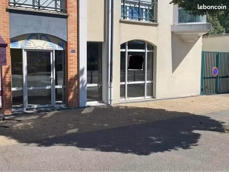 murs local commercial face à la gare d’evreux