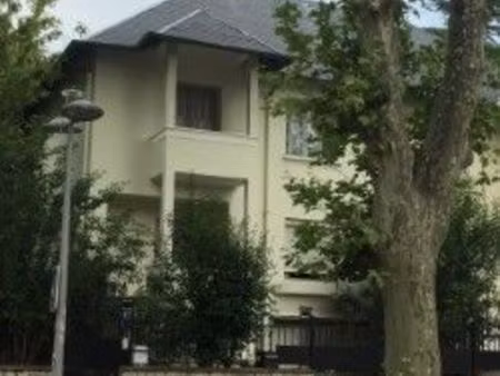 très grande chambre d'étudiant meublée très spacieuse et très lumineuse dans une villa