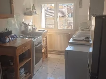 location d'un t3 en très bon état  rénové et meublé en centre-ville de 61 m² (+15 m² hors 