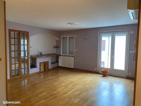 logement de 85m2 de 3 pièces moderne. garage et balcon