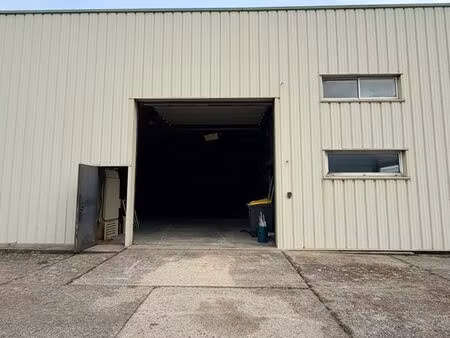 à louer – local commercial / entrepôt avec bureaux – royan (zone royan 2)
