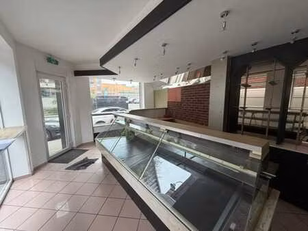 local commercial polyvalent avec terrasse-empl stategique