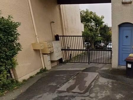 place de parking sécurisée – 20 m² – 6 min gare – portail électrique – 0 charges