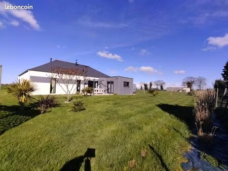 maison de plain pied  terrain 5000m2  dépendance