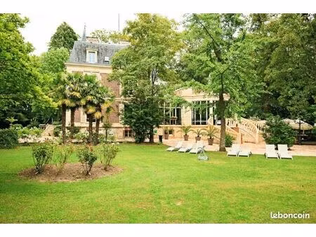 maison 20 pièces 1 700 m²