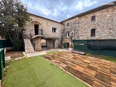 maison de village en pierre p4 avec extérieur et place de parking (+ clim)