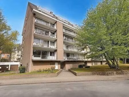 spacieux appartement avec terrasse et garage fermé à uccle