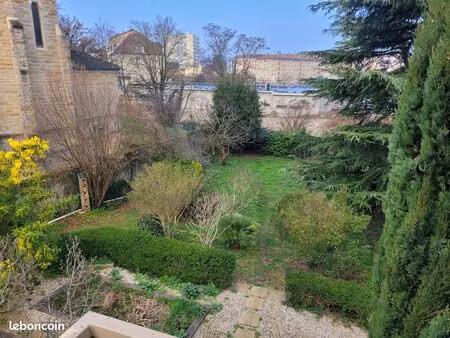 location t1 avec balcon et jardin
