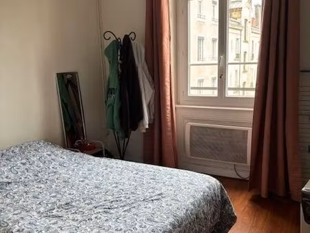 beau studio meublé   dans de l'ancien   bon état