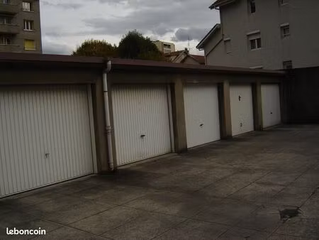 garage de plain pied dans cour securisée