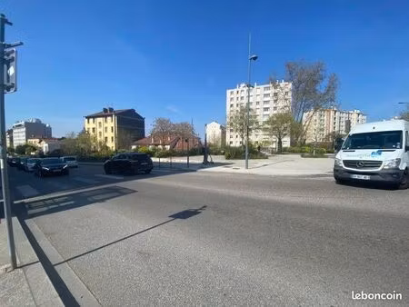 garage/station service 150 m²