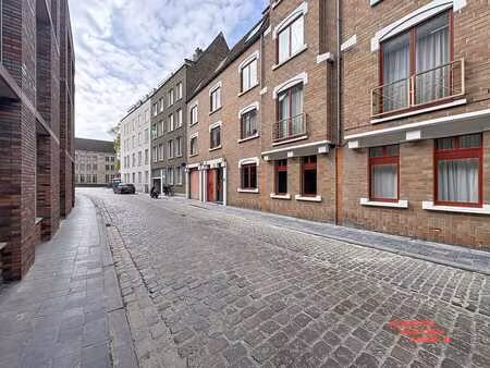 garage spacieuse et sécurisée au cœur de bruges  avec accès