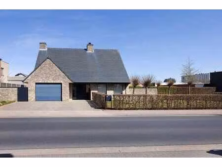 ruime  goed onderhouden villa met extra polyvalente ruimte.