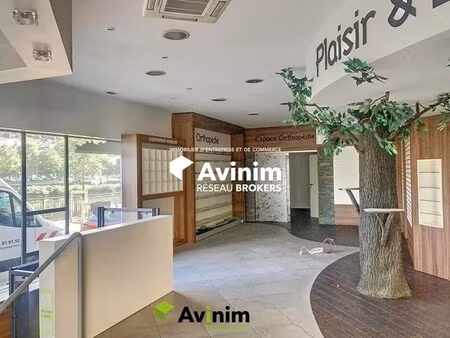 location commerce 260 m²