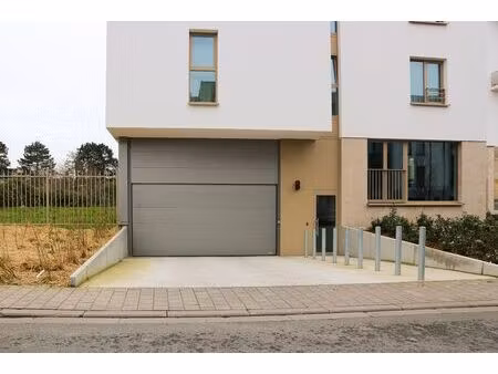 emplacements de parcage sous surveillance par caméras