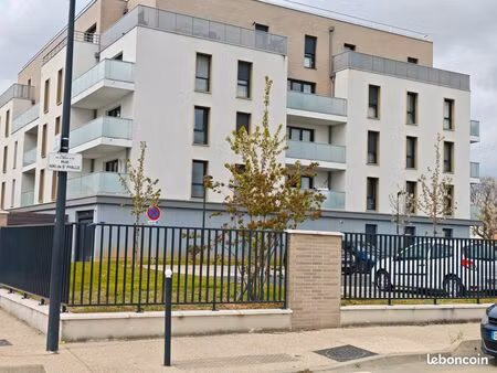 studio lumineux et neuf