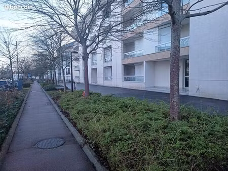 2 pieces balcon parking jean zay orléans